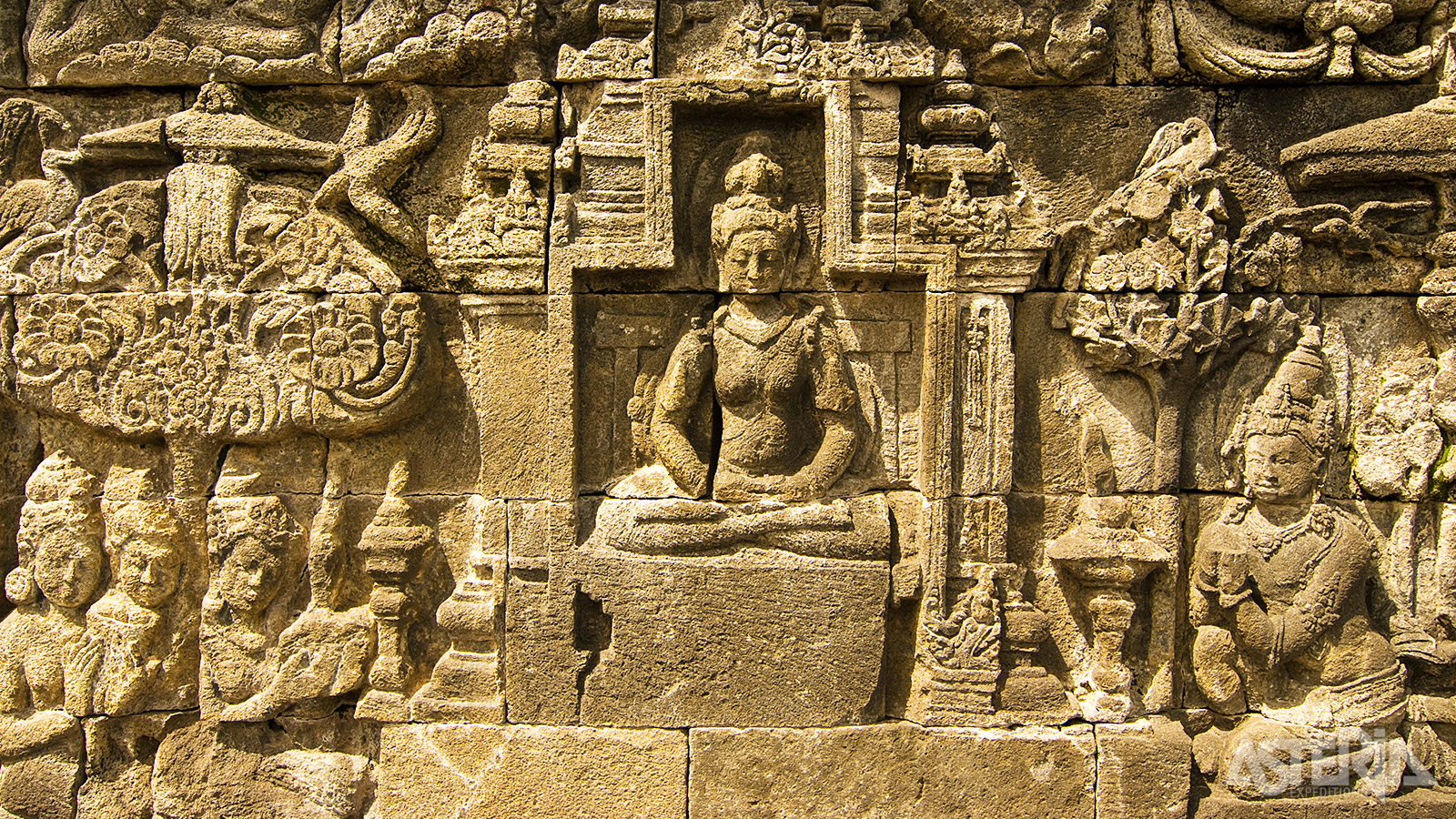 Borobudur bevat zon 2.670 bas-relifs die de gevels en leuningen versieren