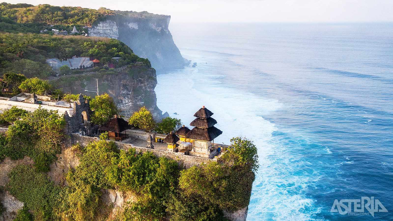 Pura Luhur Uluwatu heeft een spectaculaire ligging op de top van de steile kliffen boven de Indische Oceaan