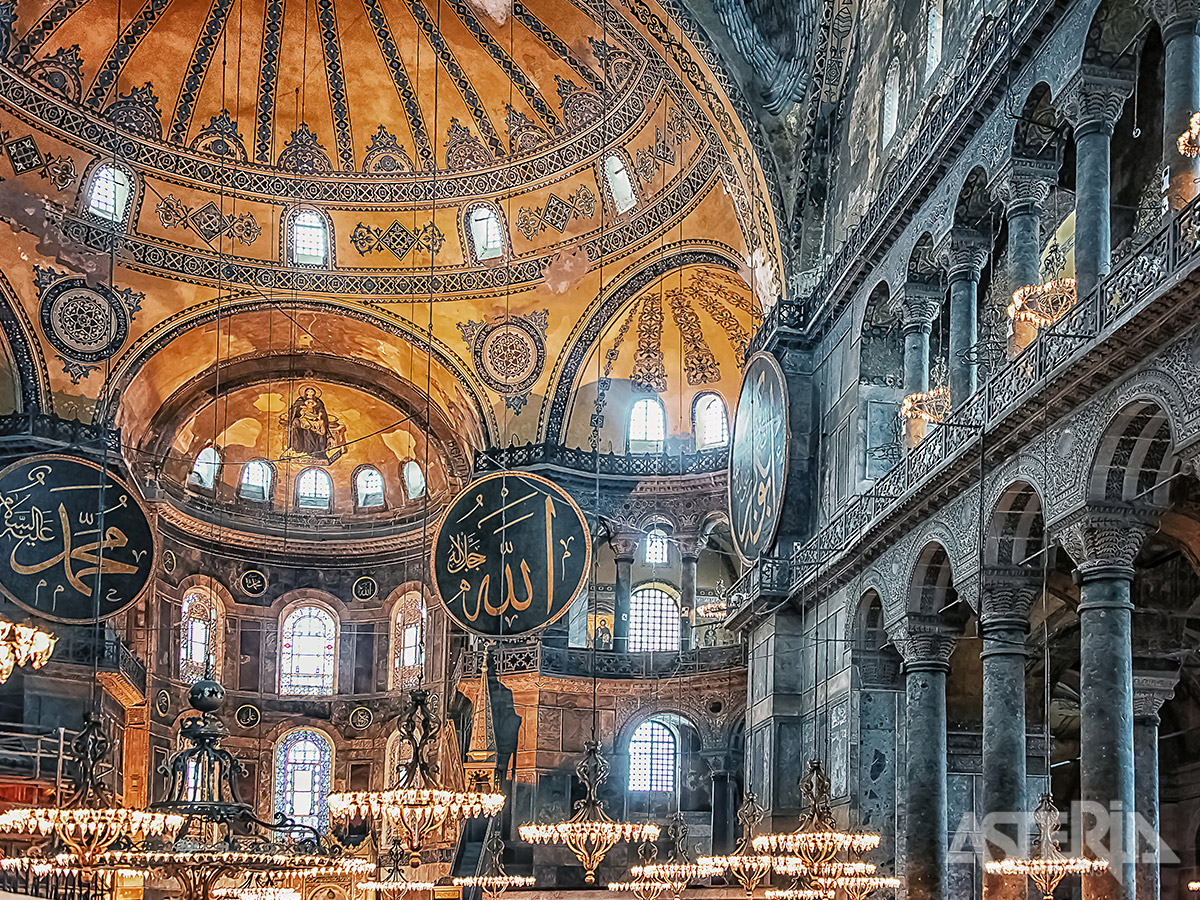 De indrukwekkende Aya Sofia werd gebouwd als een Byzantijnse kerk door Justinianus in de 6de eeuw