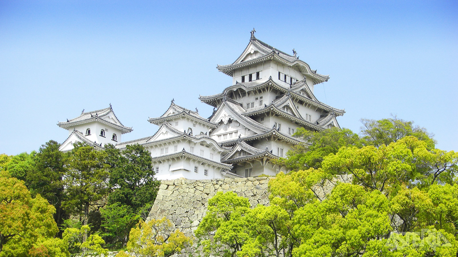 Het Himeji-kasteel, ook bekend als White Heron Castle vanwege zijn elegante, witte uiterlijk is zowel een nationale schat als werelderfgoed