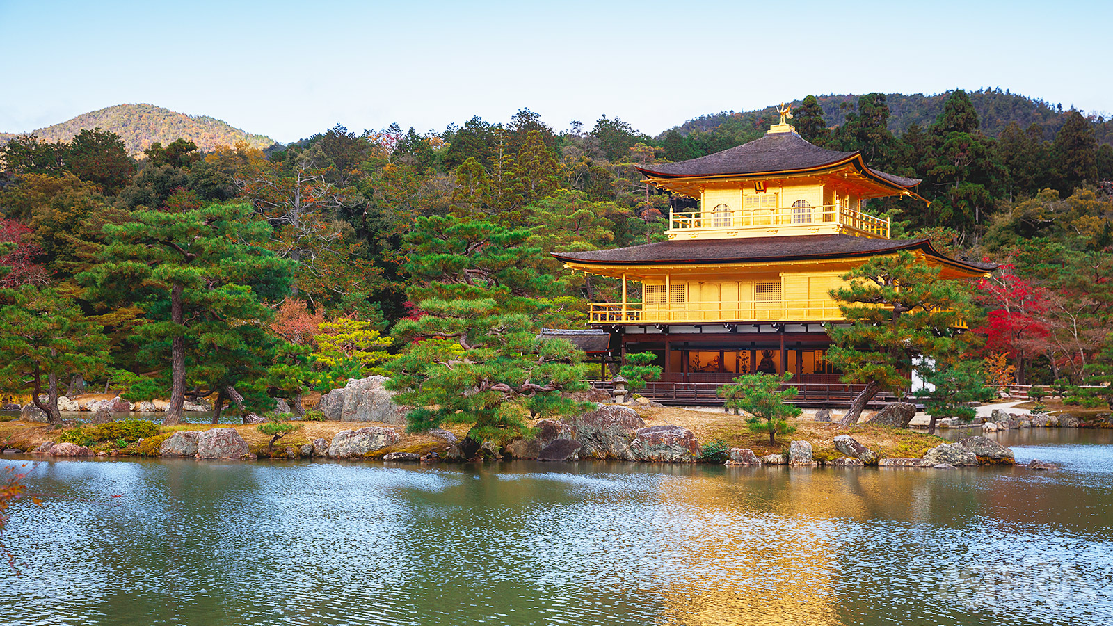 Een ander pareltje in Kyoto is de met bladgoud bedekte Kinkaku-ji tempel