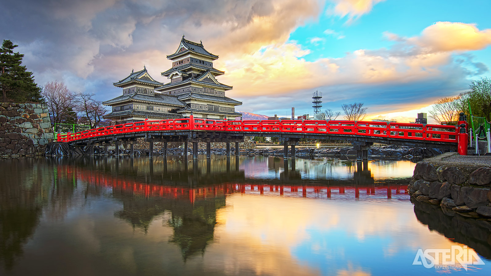 Matsumoto-kasteel met zijn zwarte houten gevel is één van de mooiste en best bewaarde originele kastelen van Japan