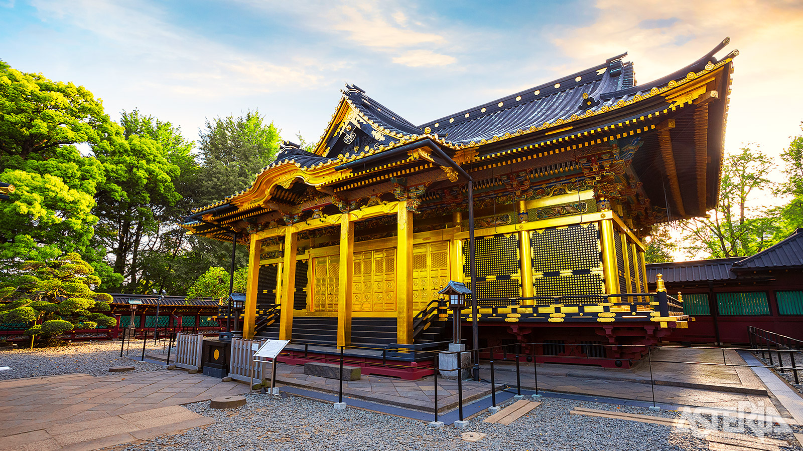 Uitbundig met kleurrijke decoraties, houtsnijwerk en vergulde details: het Toshogu-schrijn in Nikko
