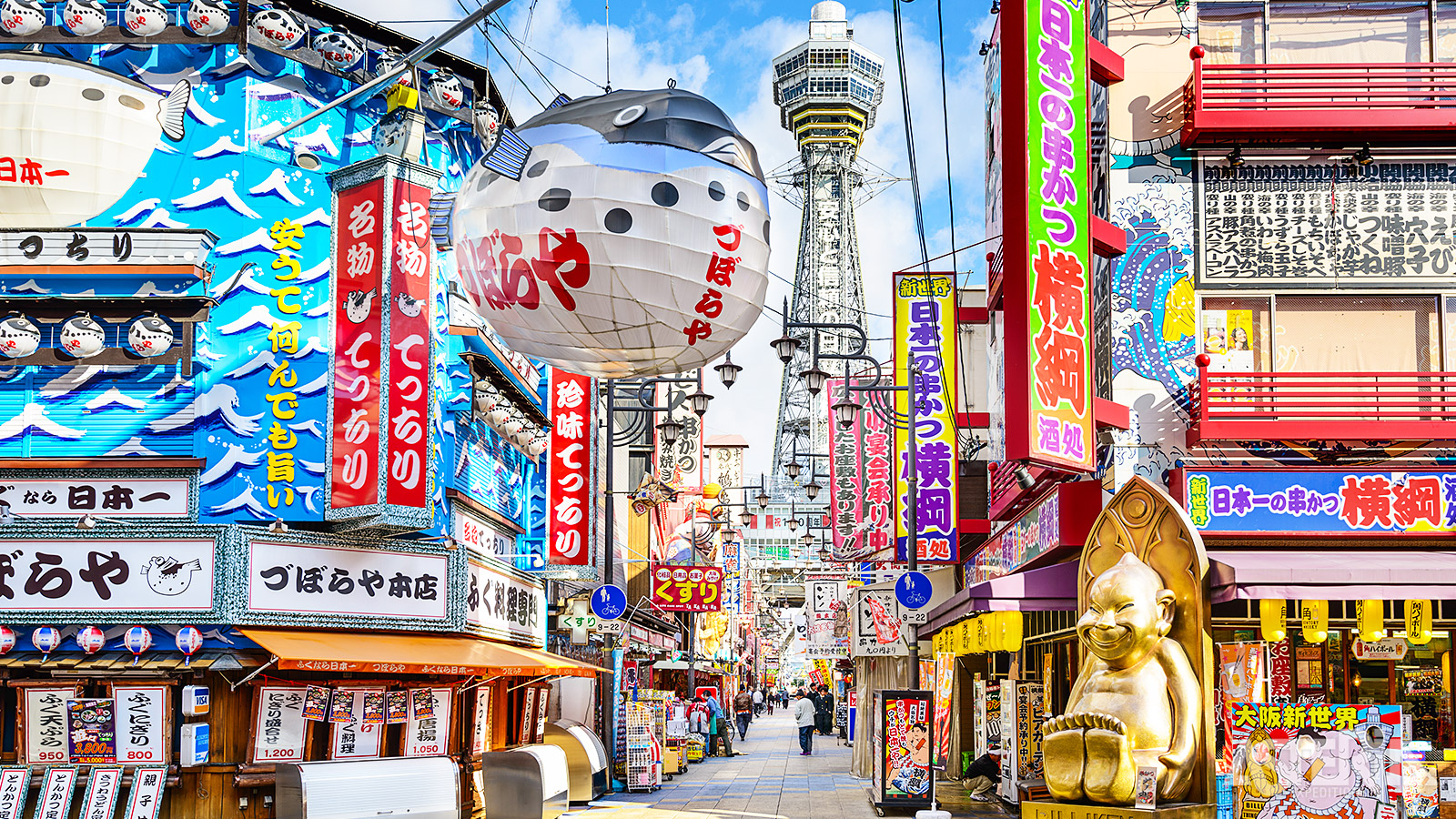 In het levendige Shinsekai vind je een kleurrijke mix van streetfood, lokale winkeltjes en de iconische Tsutenkaku-toren