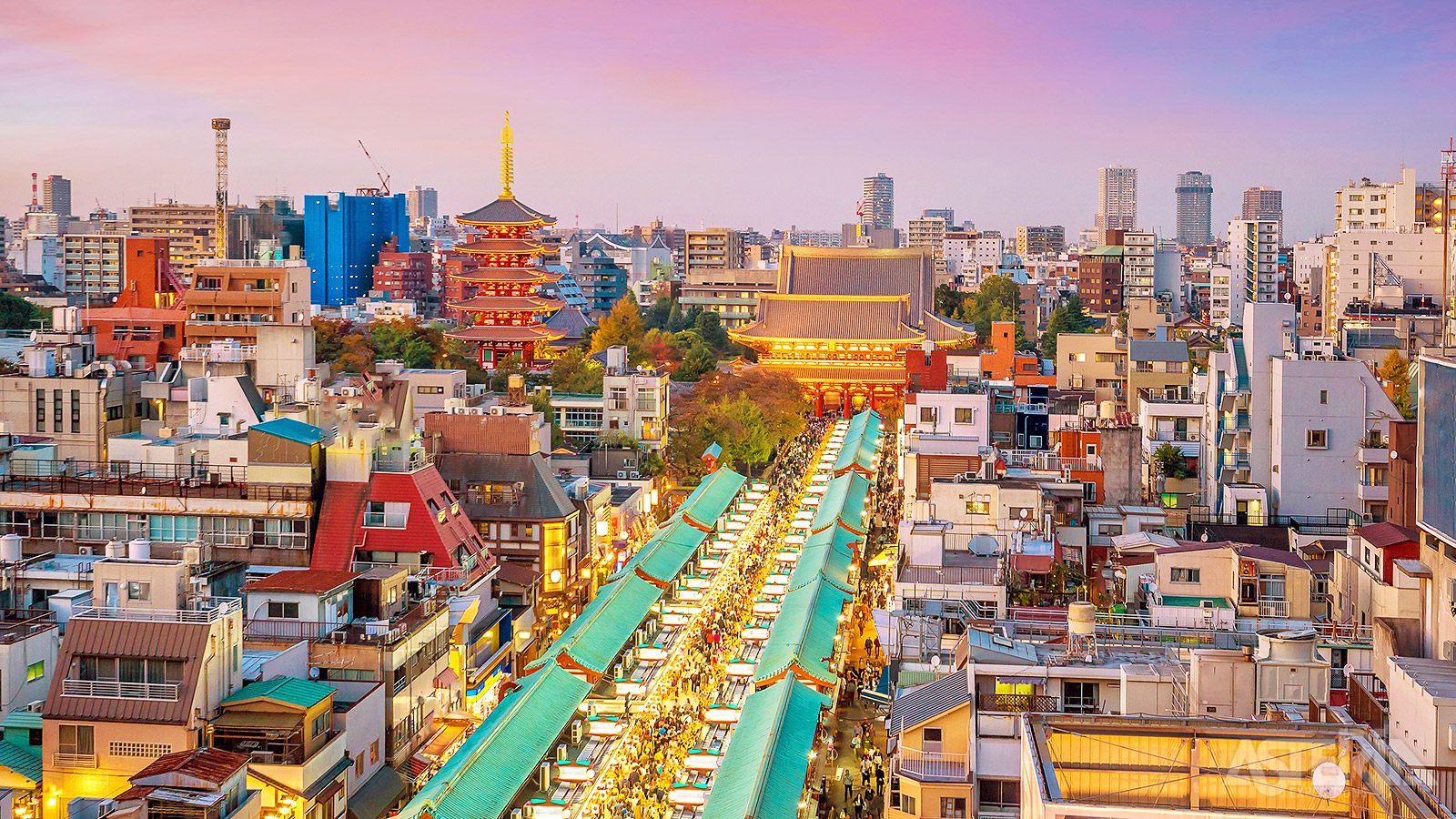 De kleurrijke winkelstraat Nakamise met op het einde de Senso-ji-tempel