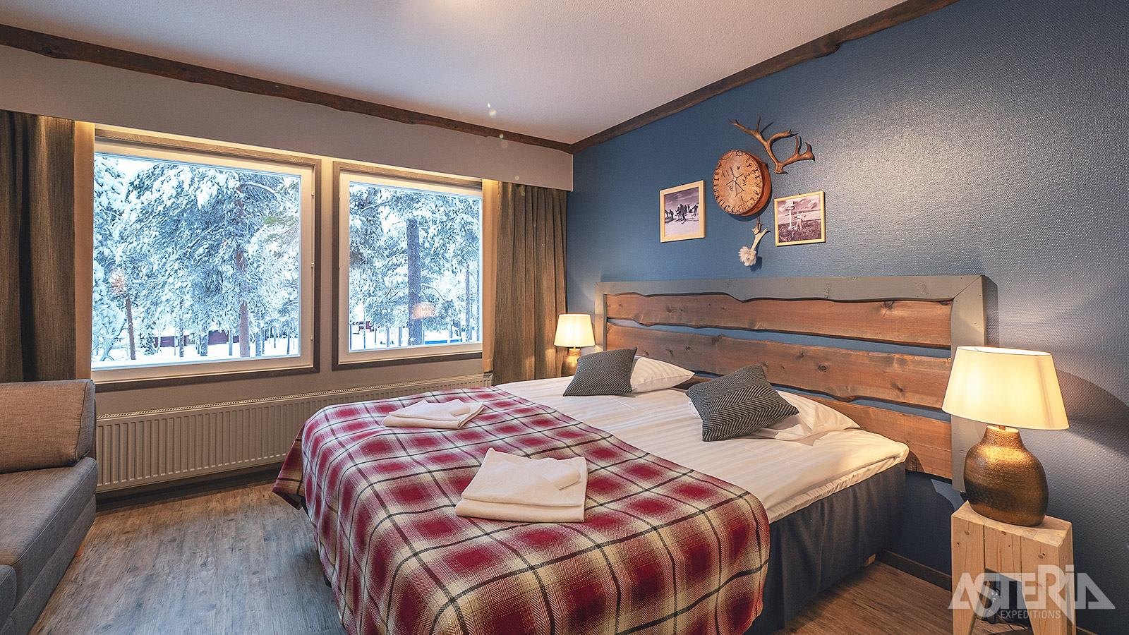 Je kan er overnachten in hotelkamers of in gezellige chalets met o.a. een woonruimte, aparte slaapkamer(s), haard en sauna