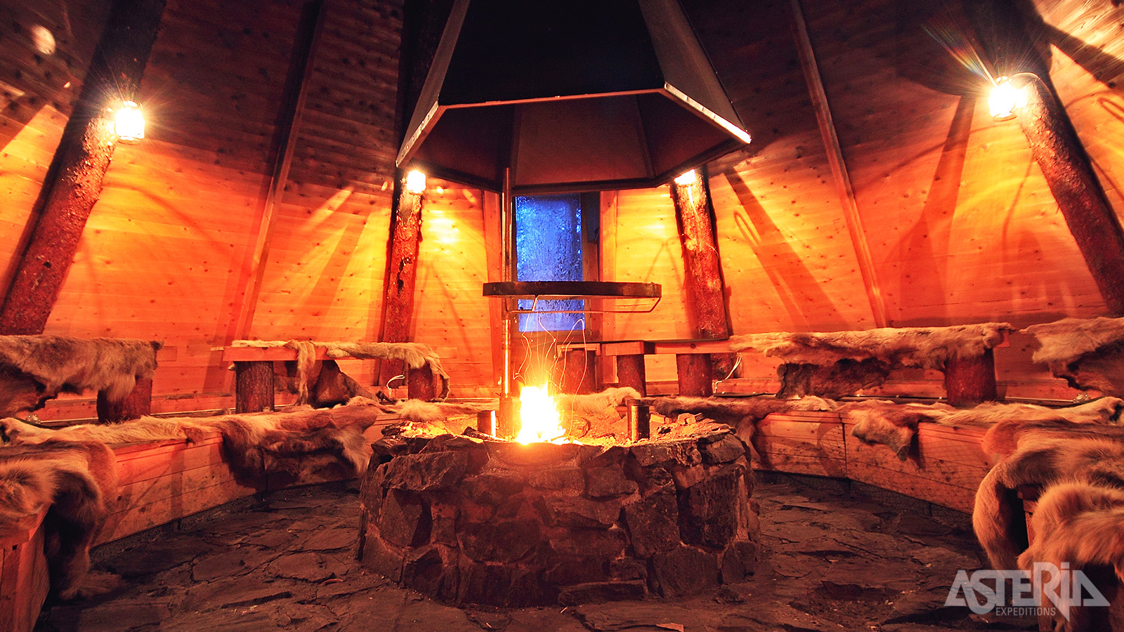 Een typische Sámi-hut of kota biedt bescherming tegen de temperaturen en is voorzien van een gezellig houtvuur