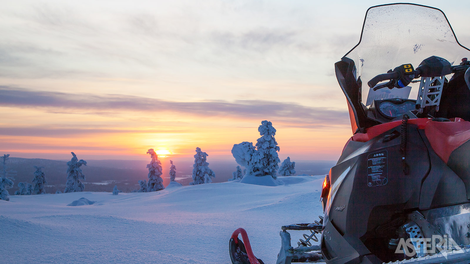 Tijdens een sneeuwscootertocht bewonder je de schitterende sneeuwlandschappen in deze regio van Finland