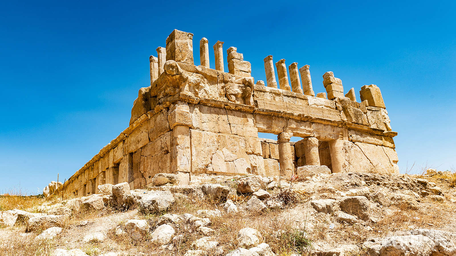 In Wadi Al Seer vind je de ruïnes van het Qasr Iraq El-Amir  kasteel, gebouwd in de 3de eeuw v.C. door een Perzische prins