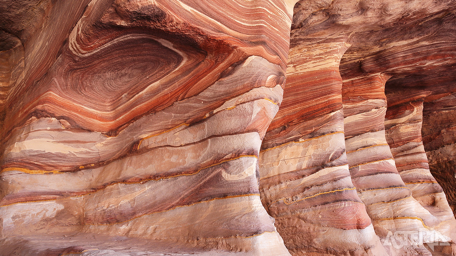 De geel, roze en zelfs blauw gekleurde rotsen van Petra vormden het decor voor Steven Spielberg’s Indiana Jones film ’The Last Crusade’