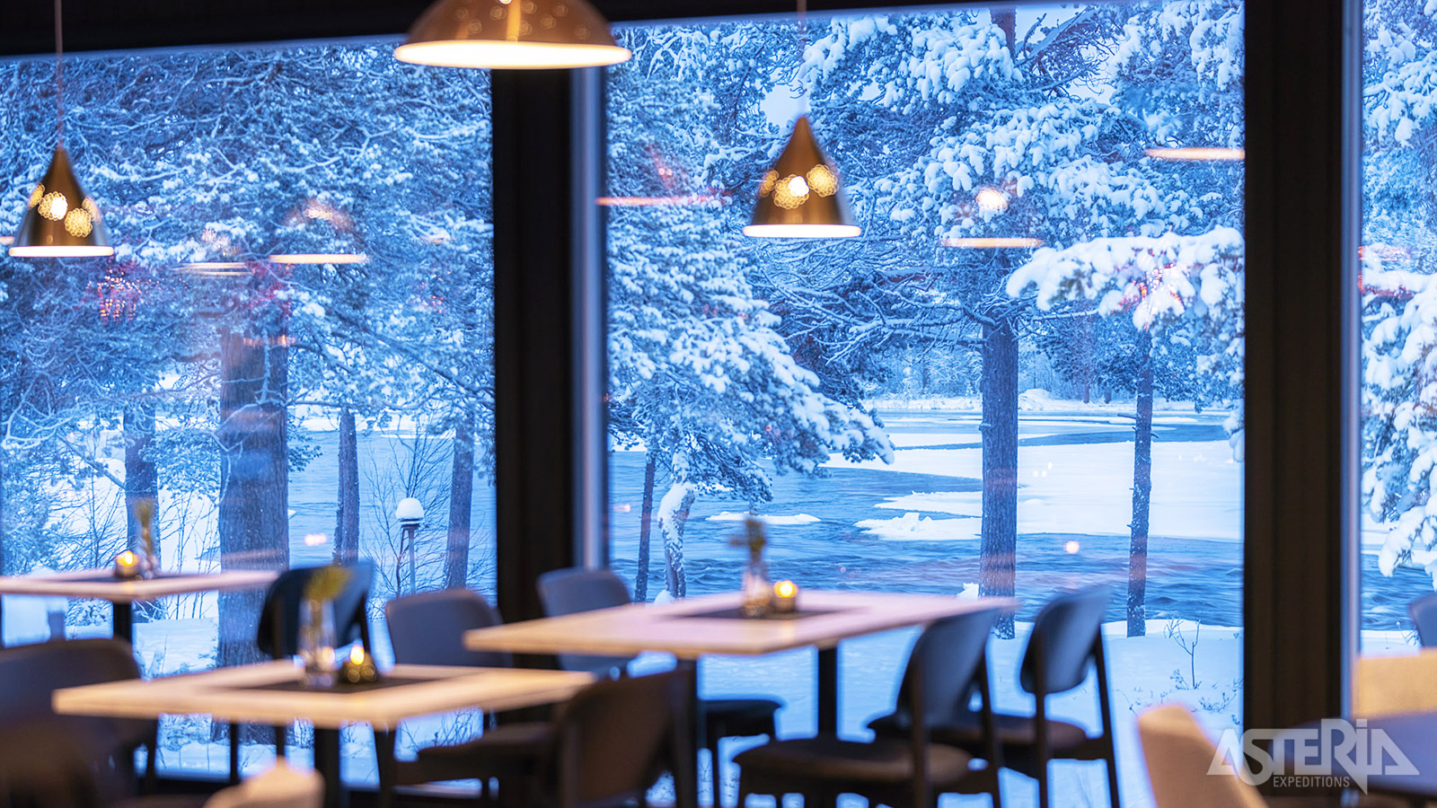 Vanuit het hotelrestaurant heb je een magisch zicht op de Juutua-rivier