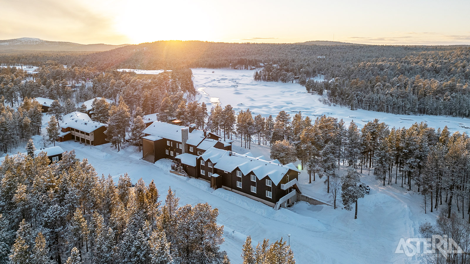 Het wildernishotel ligt aan de oevers van de Juutua-rivier, omringd door uitgestrekte bossen