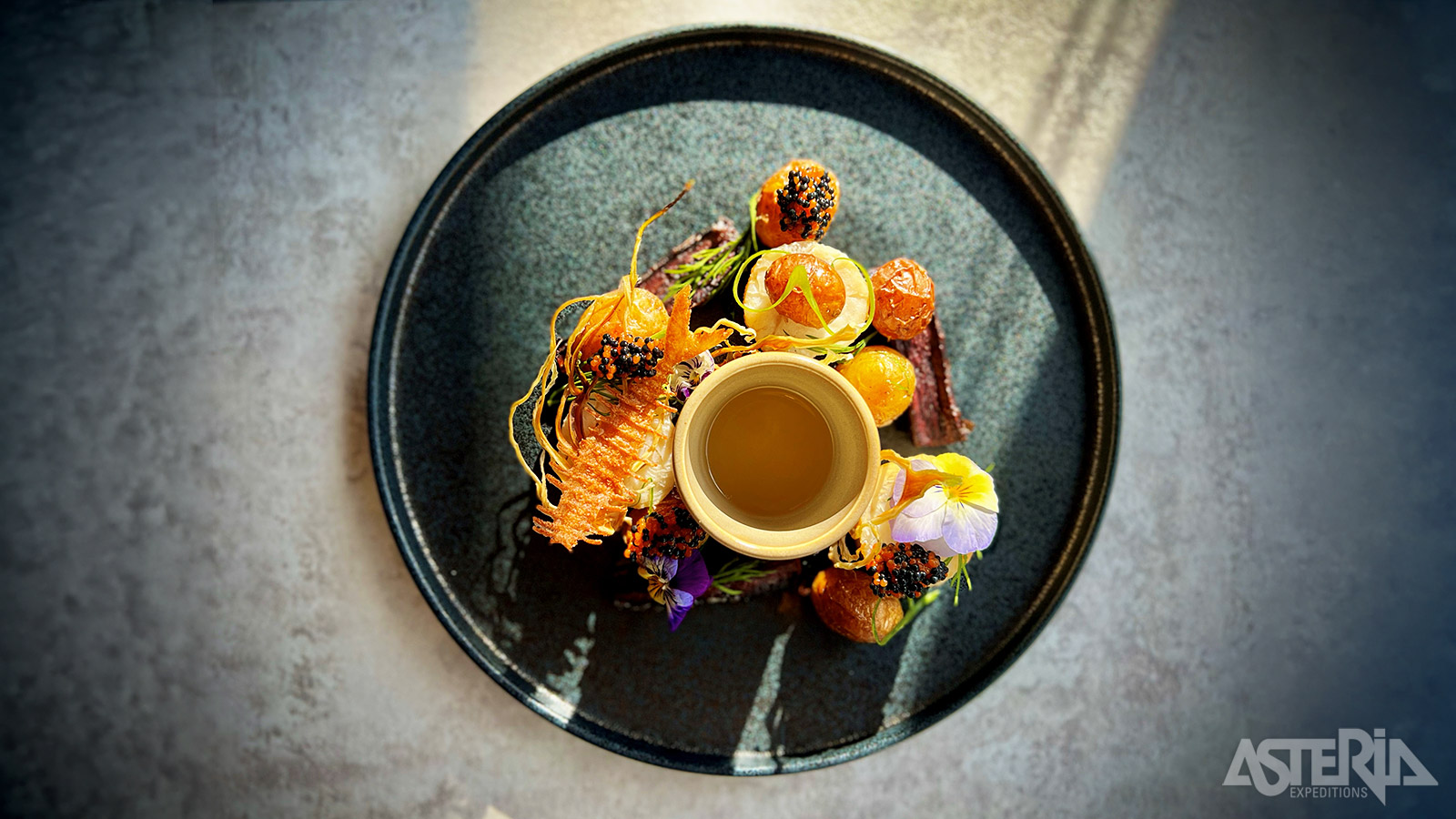 In het uitstekend restaurant worden lokale en seizoensgebonden gerechten geserveerd