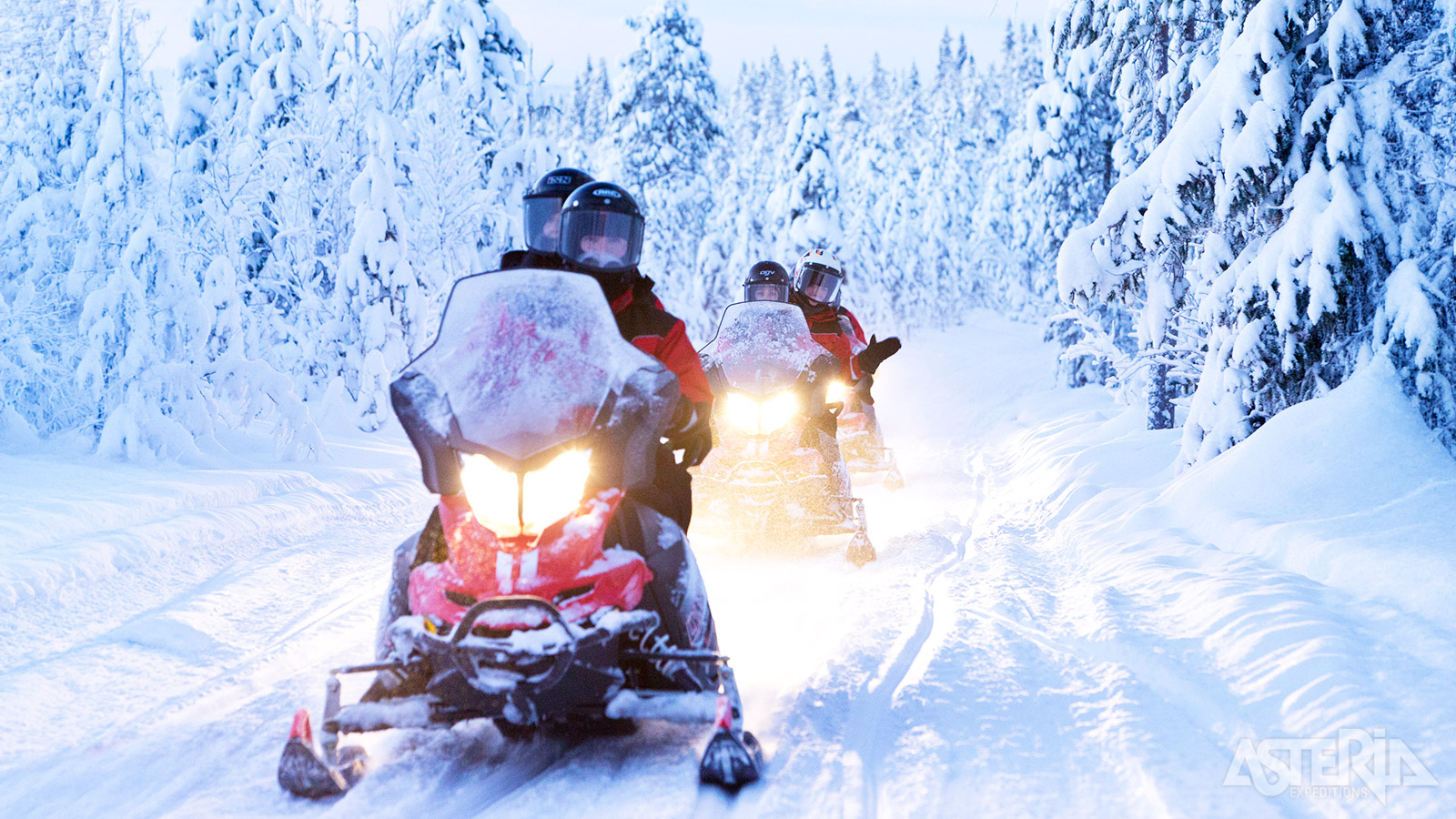 Een sneeuwscootersafari is dé manier om het uitgestrekte winterlandschap te verkennen