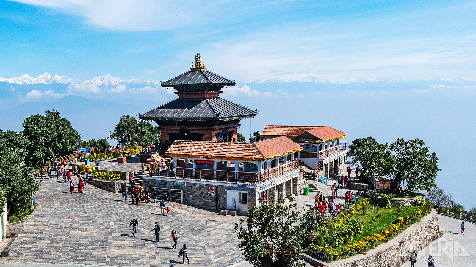 Vanaf de top van de Chandragiri-heuvel heb je een panoramisch zicht over de Kathmandu-vallei en de omliggende bergen, waaronder de Everest en Annapurna