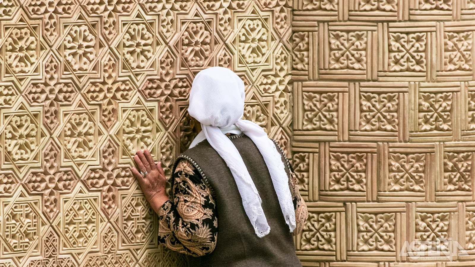 Het Aisha Bibi-mausoleum is bezet met geglazuurde terracotta tegels met duizenden geometrische en florale patronen