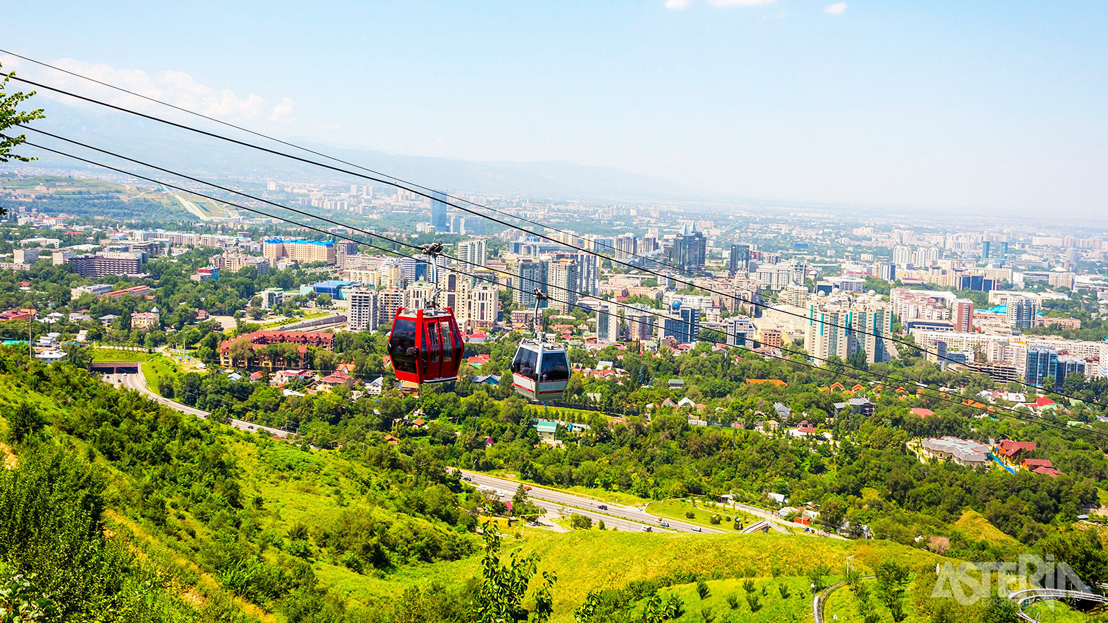 De Almaty kabelbaan trakteert je een schilderachtige rit vanuit Almaty naar de top van de Kok-Tobe-berg, met panoramisch uitzicht over de stad en de omliggende bergen