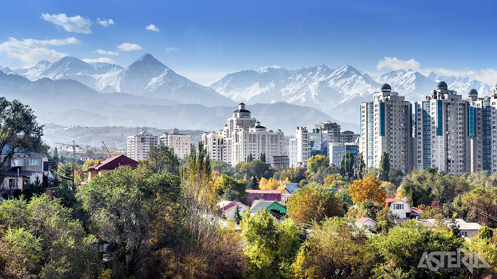 Almaty is een levendig cultureel en economisch centrum omringd door het majestueuze Tian Shan-gebergte