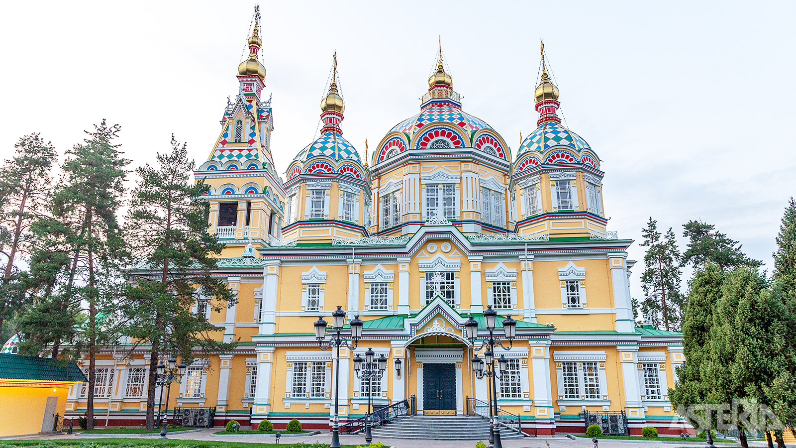 De Zenkov kathedraal in Almaty, een architectonisch houten meesterwerk waarbij geen enkele spijker werd gebruikt