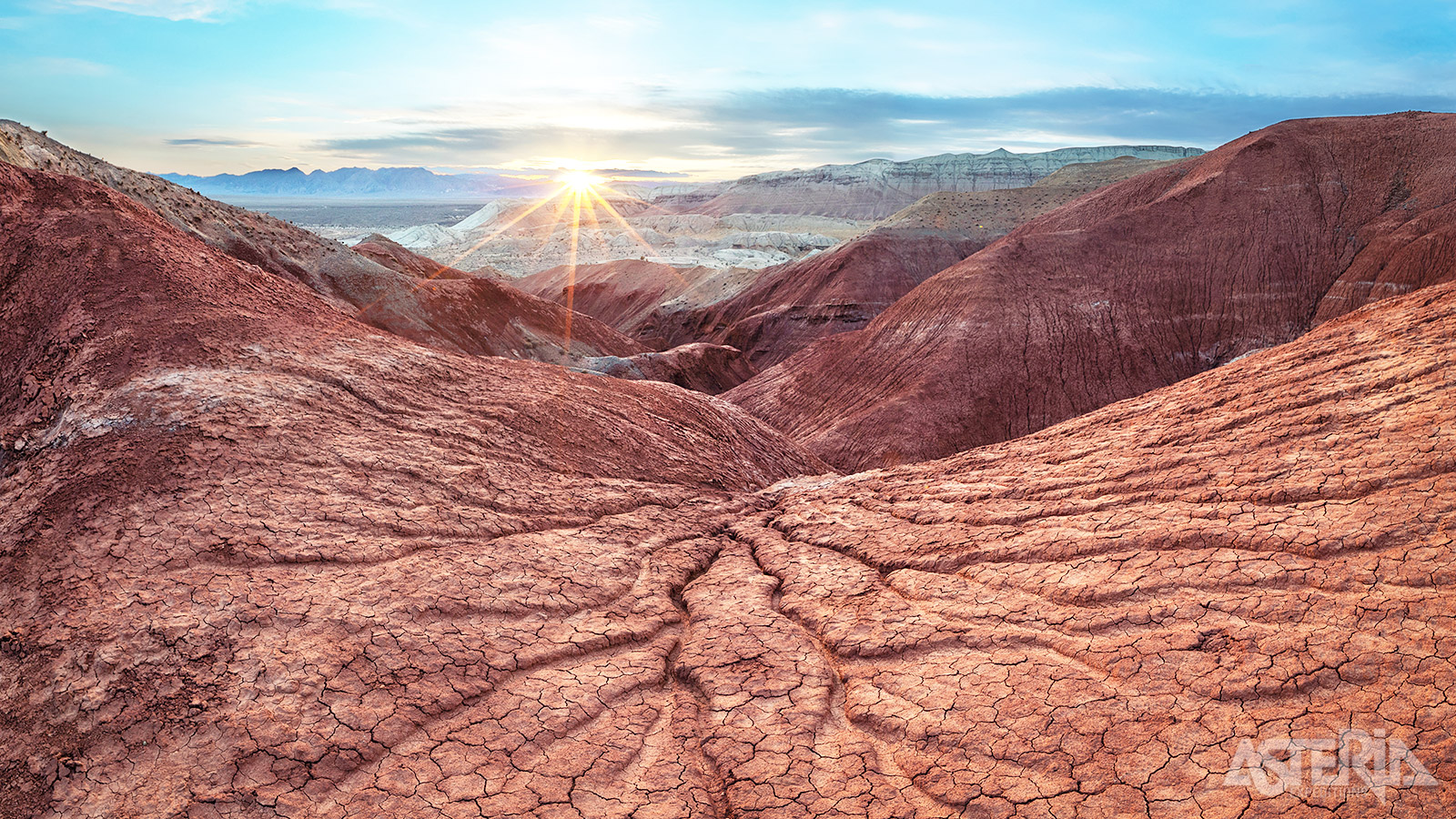 Altyn Emel is een uitgestrekt nationaal park dat bekend staat om zijn unieke landschappen, kleurrijke bergen en een rijke biodiversiteit