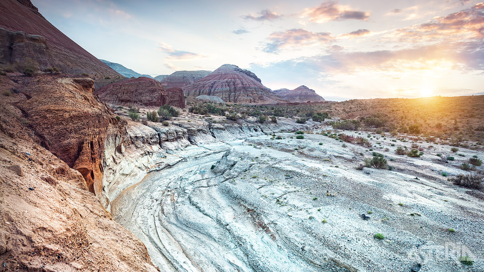 Altyn Emel is een uitgestrekt nationaal park dat bekend staat om zijn unieke landschappen, kleurrijke bergen en een rijke biodiversiteit