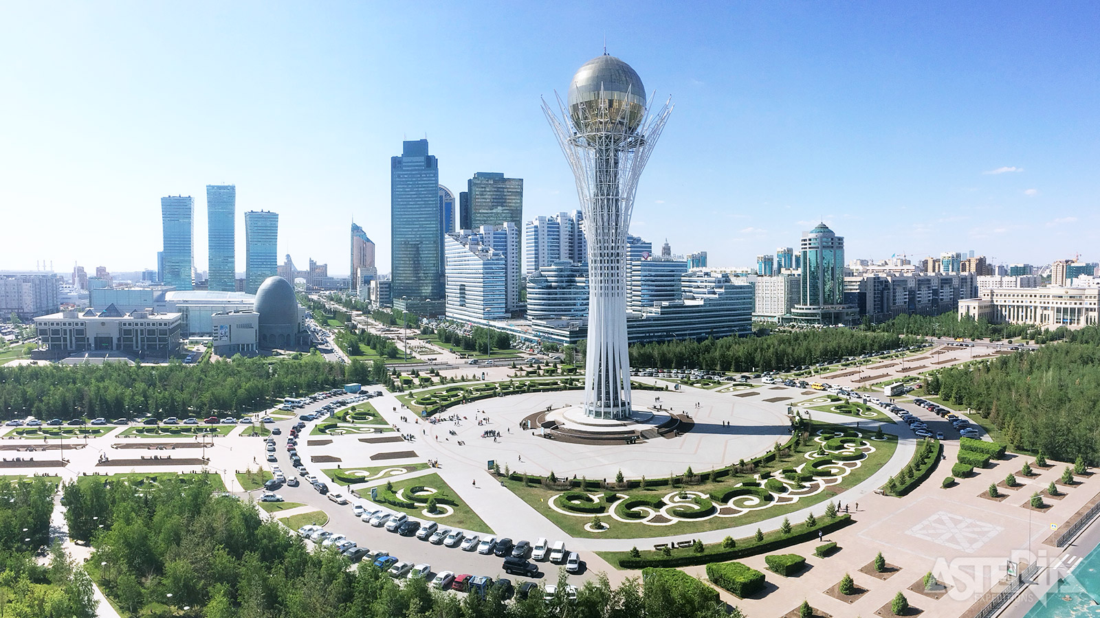 De Bajterek, vertaald als ’grote boom’, is een 105m hoog monument en observatieplatform in de hoofdstad