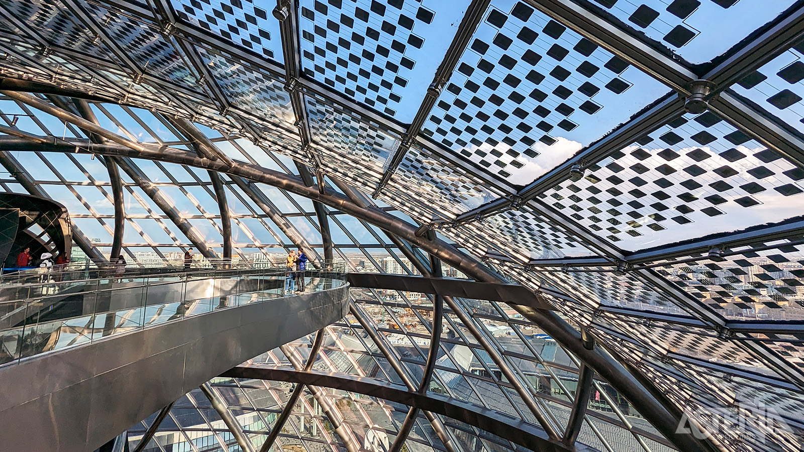 Het bolvormige Nur Alem dateert van de Expo 2017 en is met een diameter van 80m het grootste bolvormige gebouw ter wereld