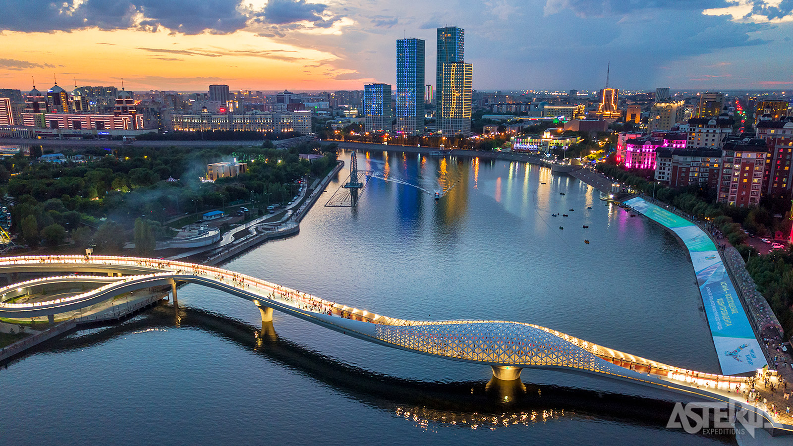 Bij het oversteken van de iconische Seruen Bridge die de oevers van de Ili-rivier met elkaar verbindt, krijg je het gevoel alsof je op een schip wandelt