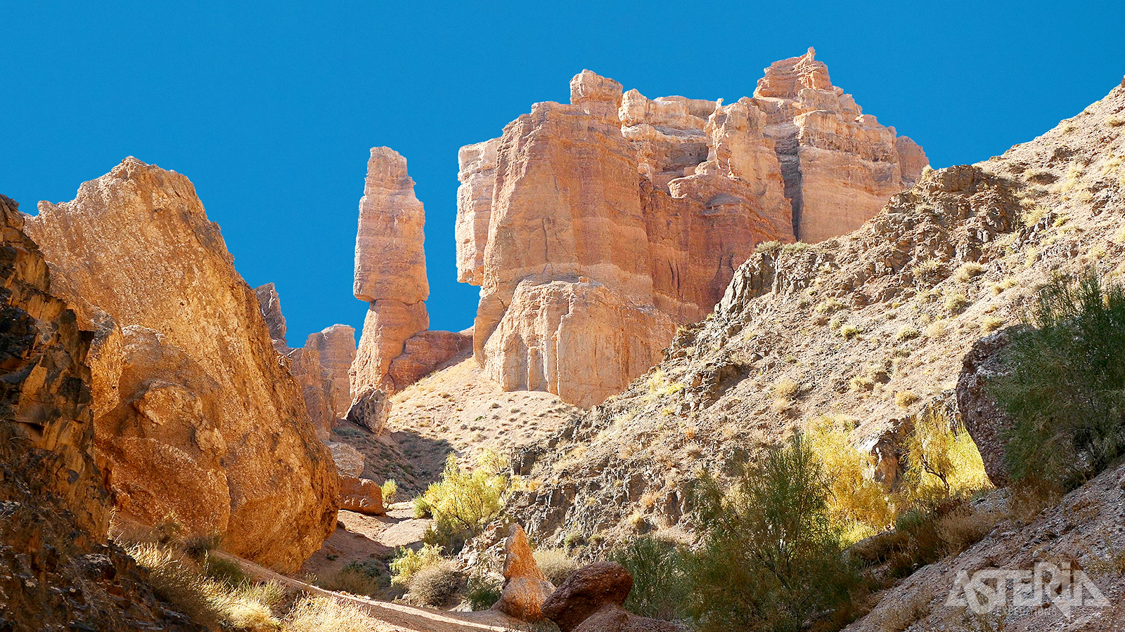 De 154km lange Charyn Canyon wordt gekenmerkt door opvallende rode rotsformaties, diepe kloven en adembenemende natuurlijke schoonheid