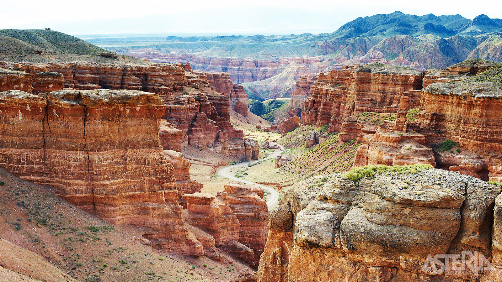 Charyn Canyon is een indrukwekkend natuurwonder met torenhoge rotsformaties en diepe kloven, vaak vergeleken met de Grand Canyon
