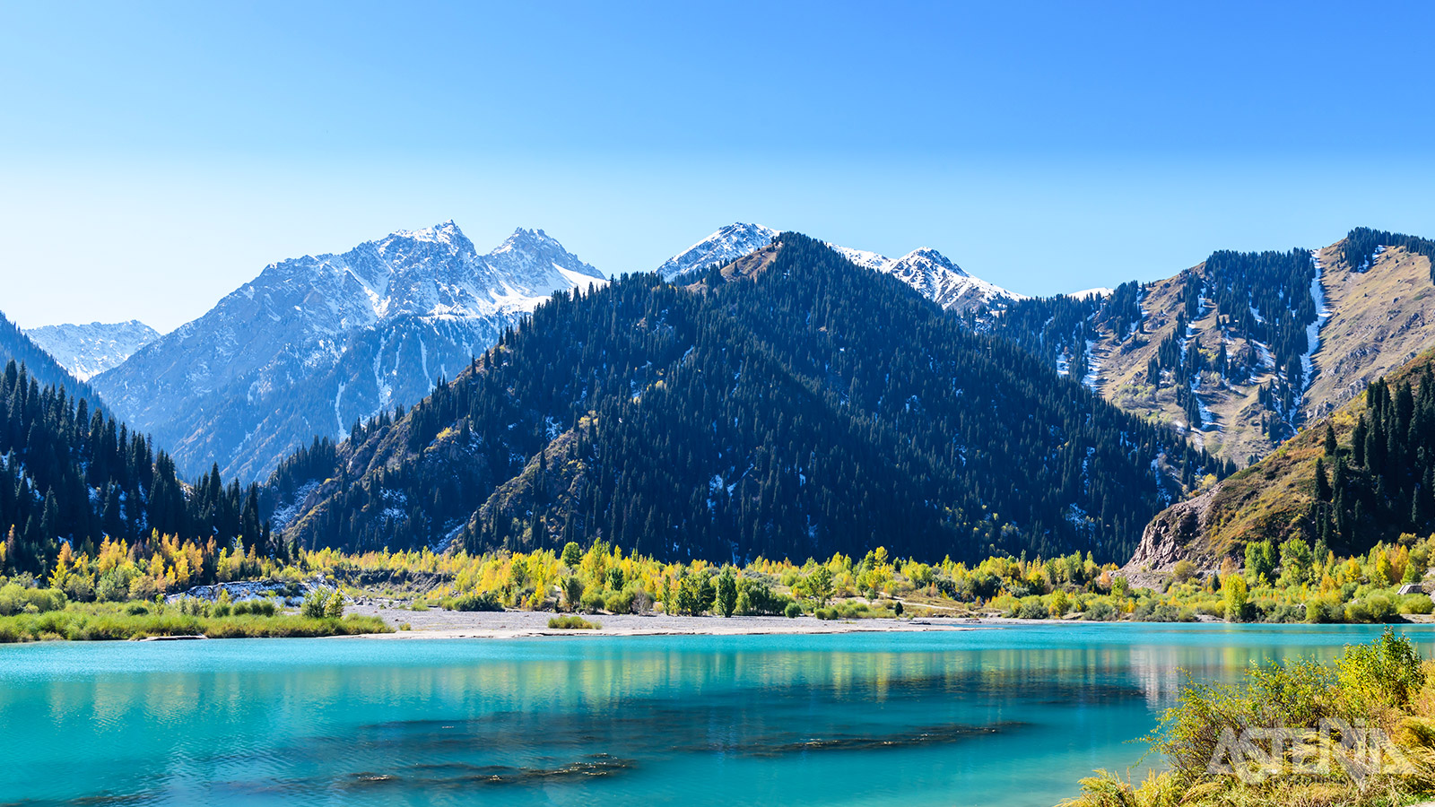 Het schilderachtige Issyk-meer wordt omringd door dichte bossen, bloemenvelden en steile bergflanken