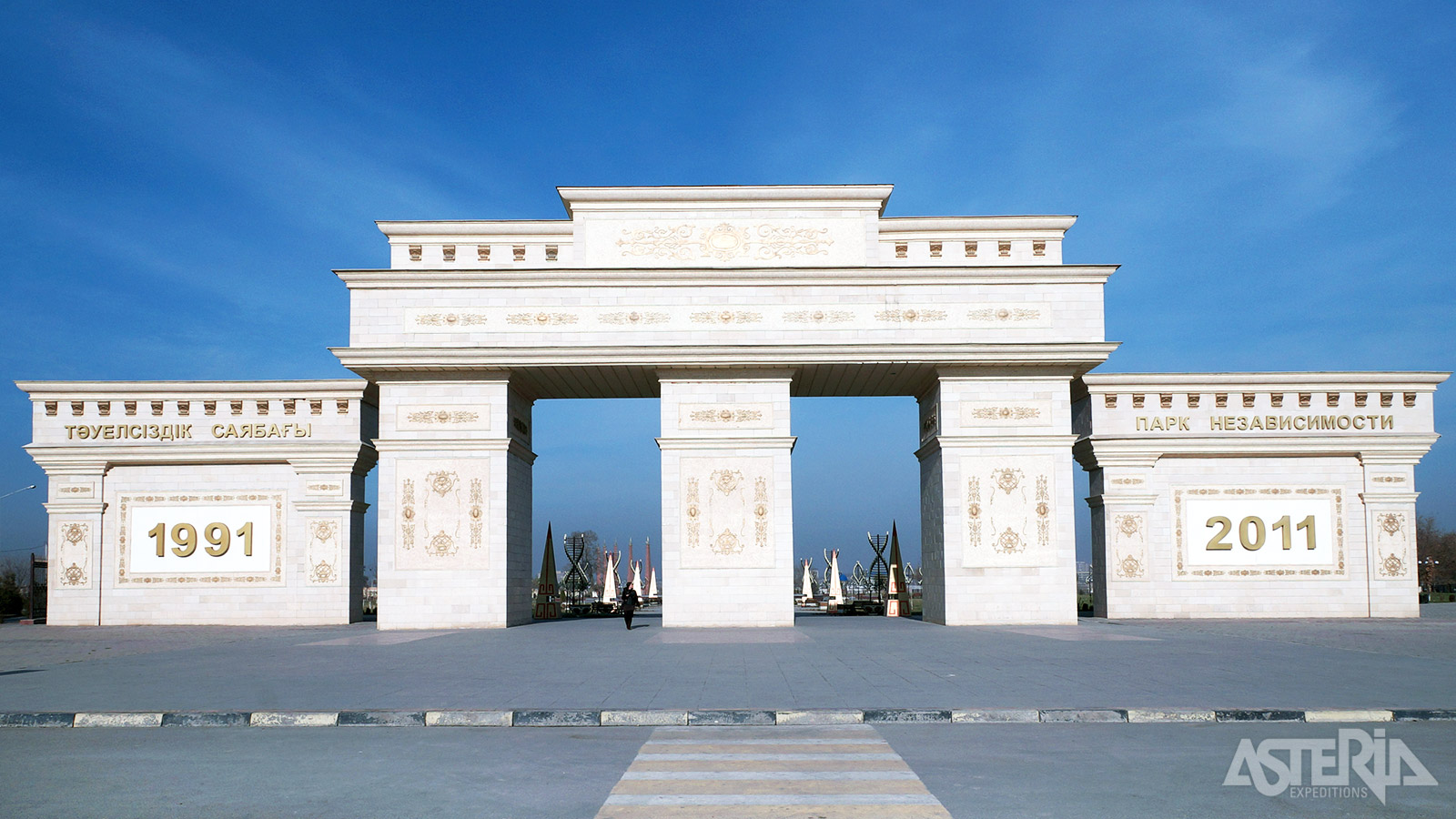 De Onafhankelijkheidsboog in Shymkent is een imposante architectonische structuur die symbool staat voor nationale trots en vrijheid van Kazachstan