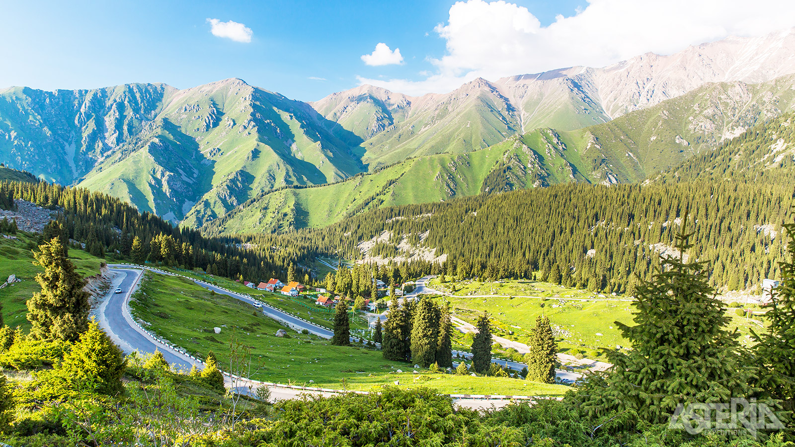 De  schilderachtige Talgarsky Pass in het Tian Shan-gebergte is vooral bij avonturiers geliefd voor zijn spectaculaire landschappen en uitdagende wandelpaden