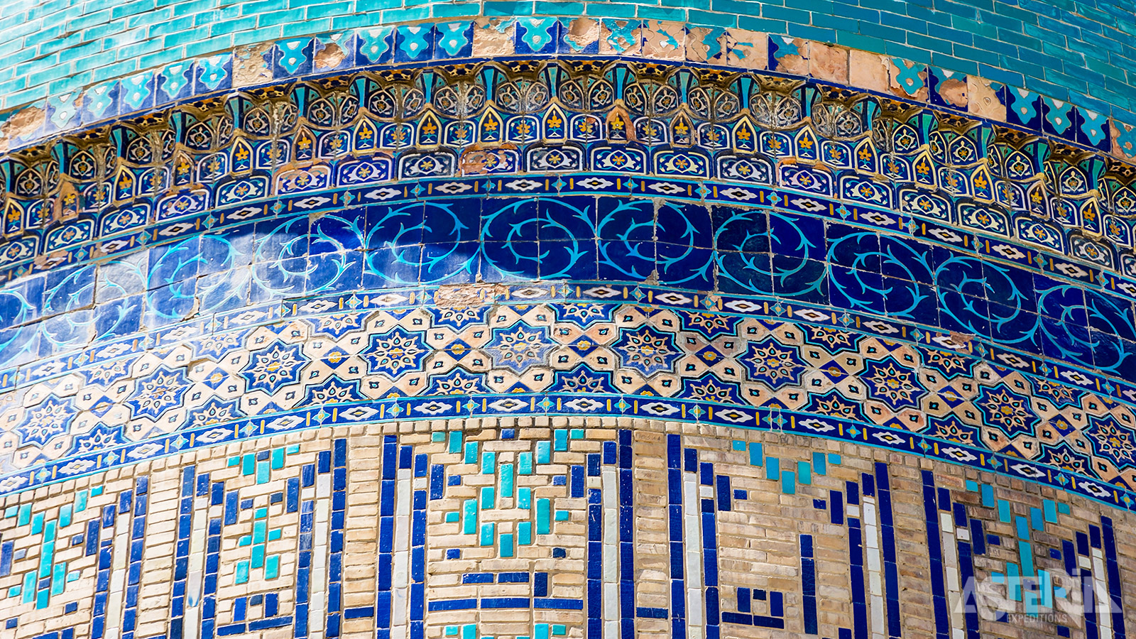 Het mausoleum heeft de grootste bakstenen koepel van Centraal-Azië, met een diameter van 18,2m
