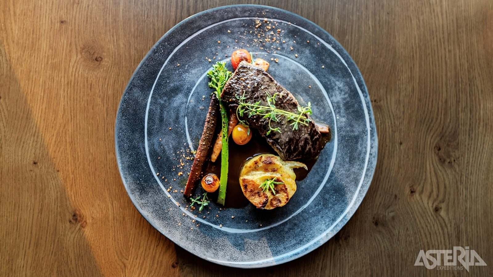 Het hotelrestaurant serveert lokale en internationale gerechten