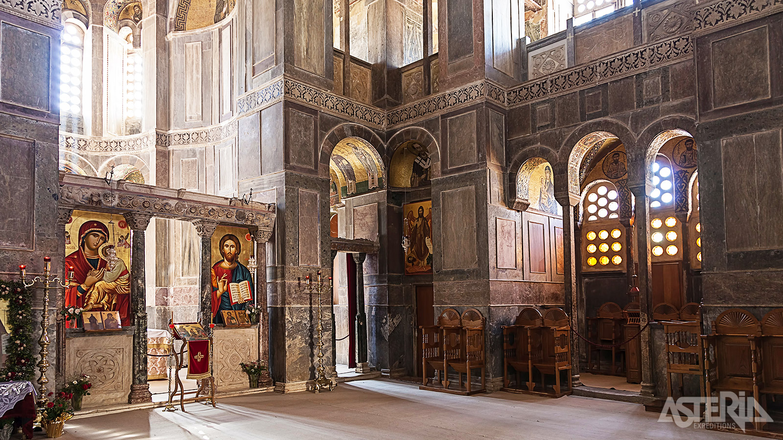 Het interieur van Osios Loukas is  zorgvuldig ontworpen waardoor architectuur, licht en mozaïek samen één religieus systeem vormen