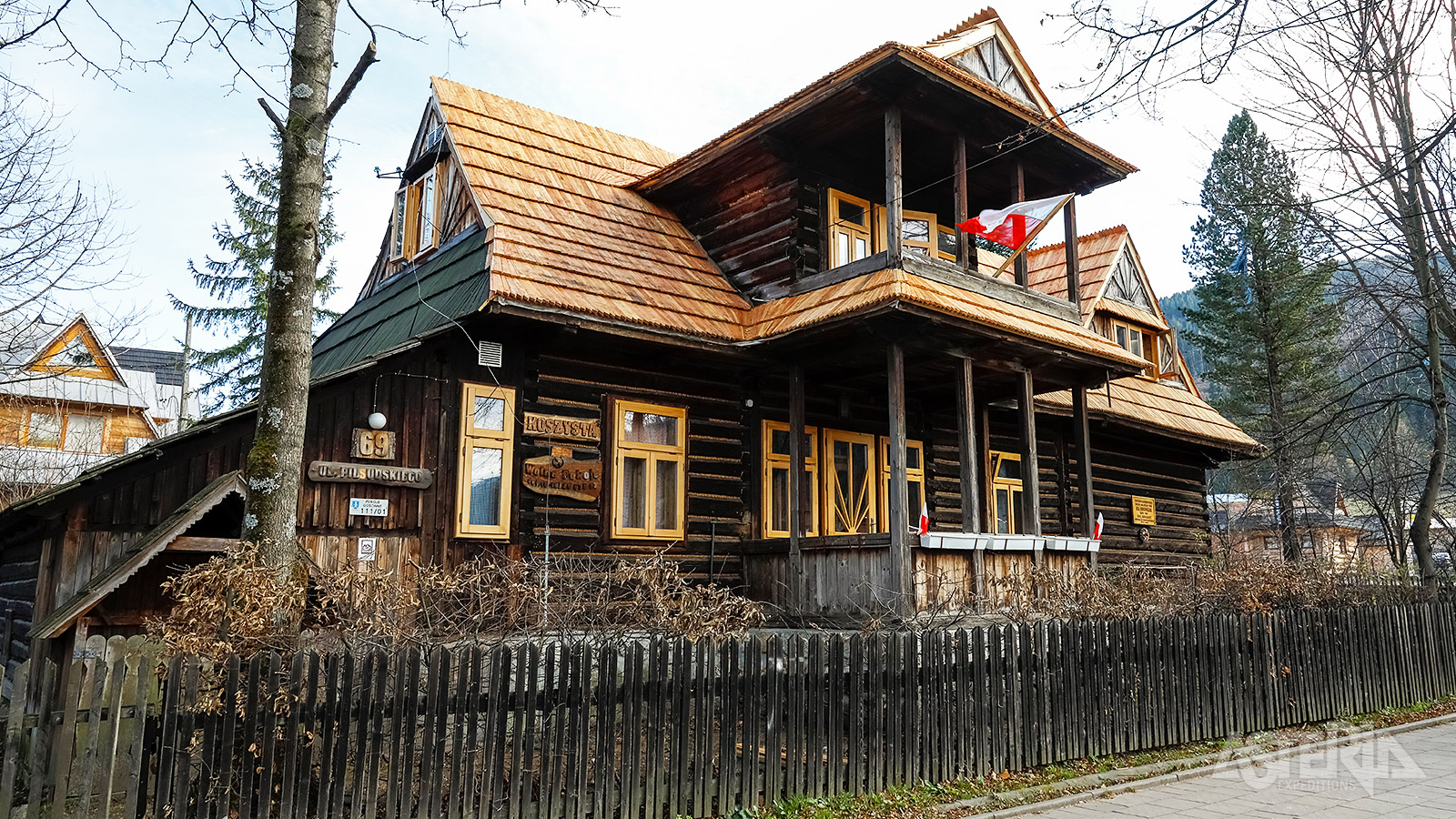 Zakopane staat bekend om zijn unieke architectuur, met name traditionele houten huizen die typerend zijn voor de regio