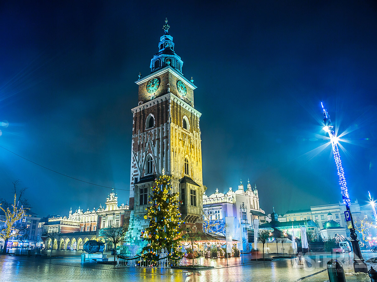 Tijdens de kerstperiode wordt de Rynek Glówny getransformeerd in een betoverend winterwonderland met feestelijke lichtjes, versierde kraampjes en een grote kerstboom