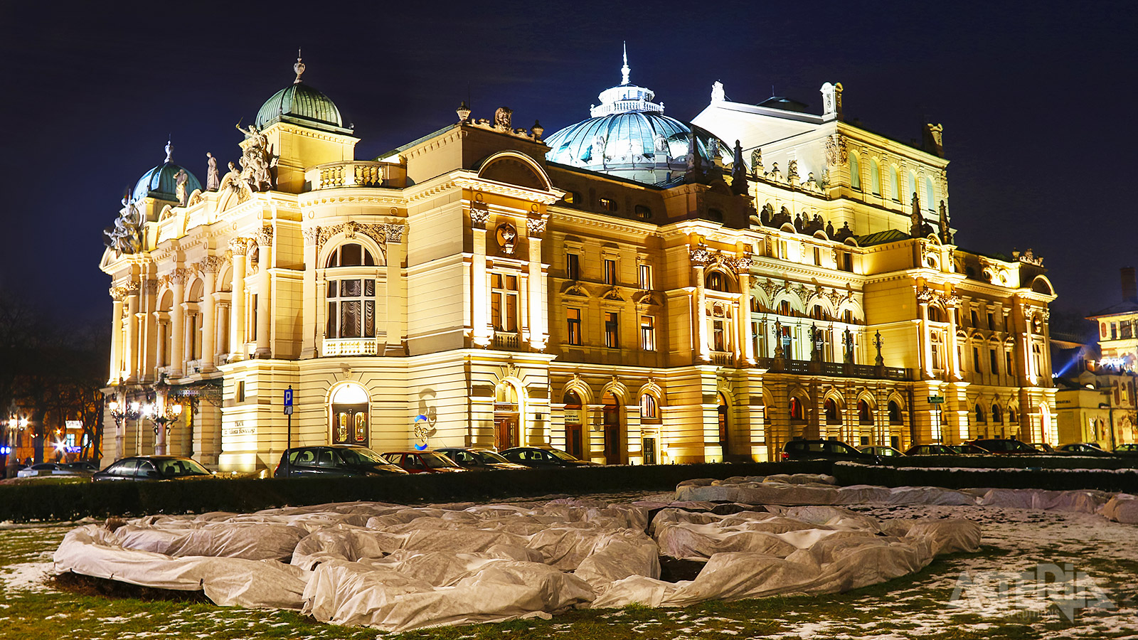 De Sukiennice of Lakenhal is een historisch gebouw gelegen aan de Rynek Glówny van Krakau