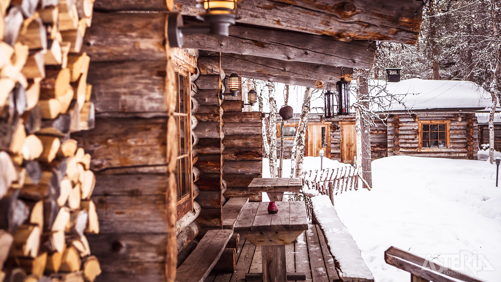 Rond het hoofdgebouw liggen een aantal houten chalets