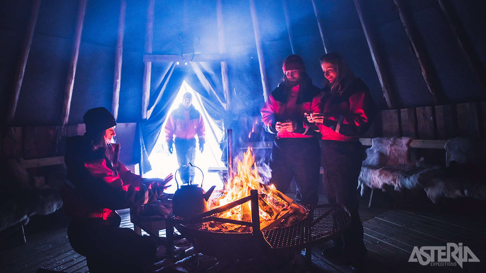 Genieten van een wildernislunch rond het knisperend kampvuur in een traditionele kota