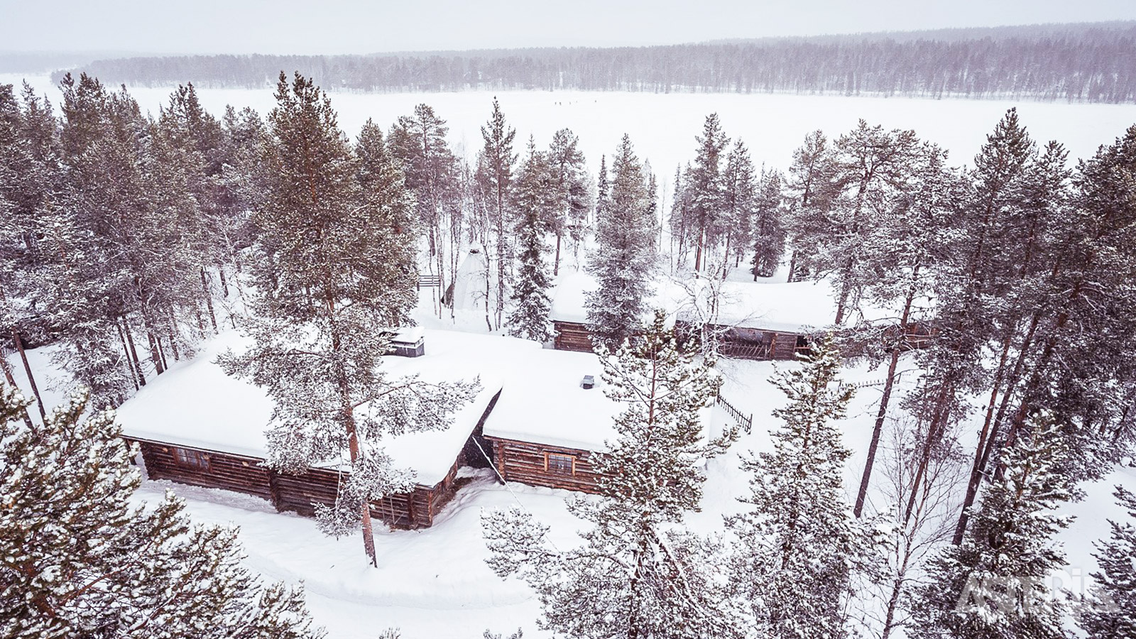 De comfortabele chalets van de Lake Lodge liggen midden in de natuur aan een meer