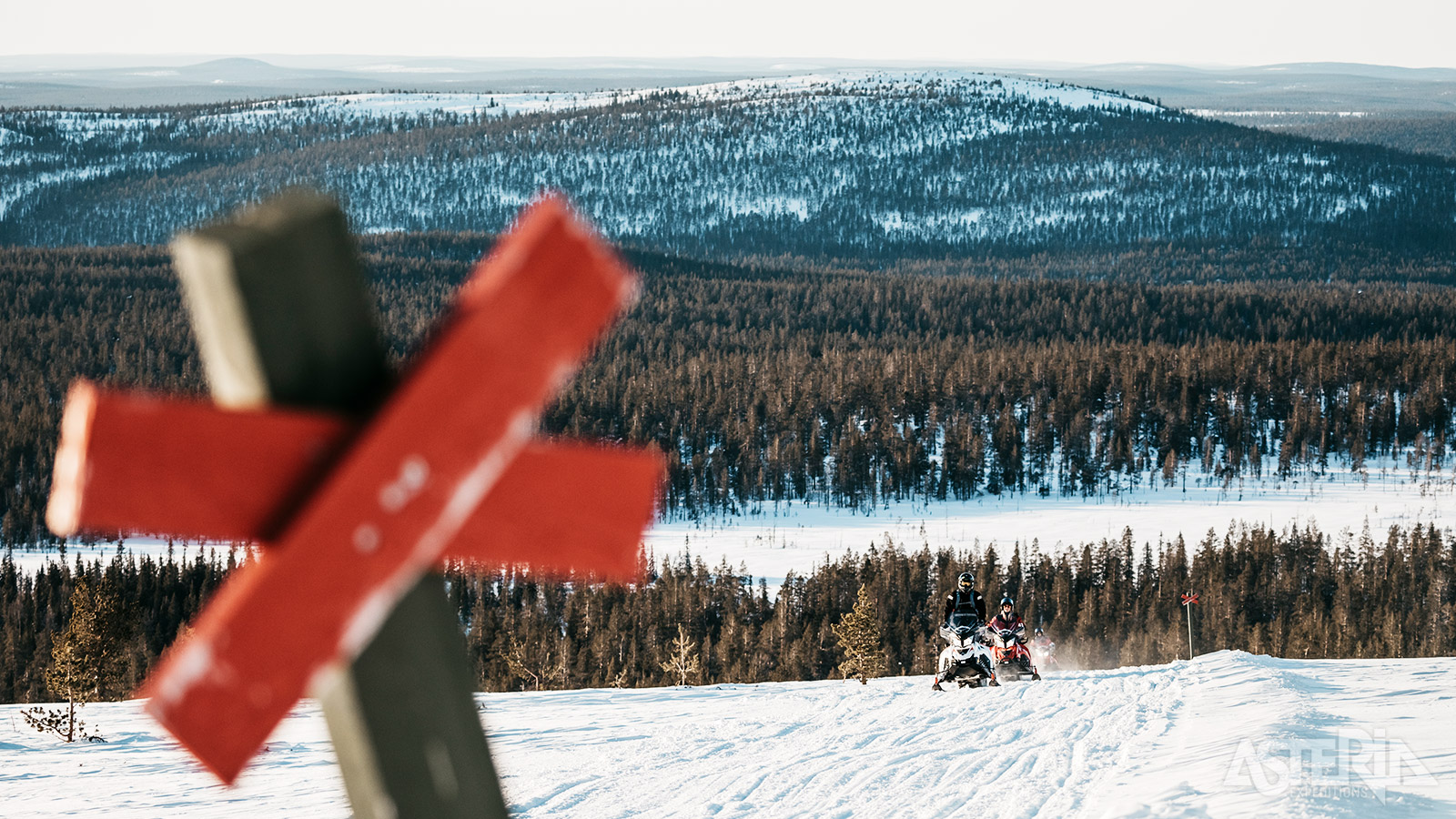 Eén van de hoogtepunten is de beklimming van een hueveltop met de sneeuwdcooters