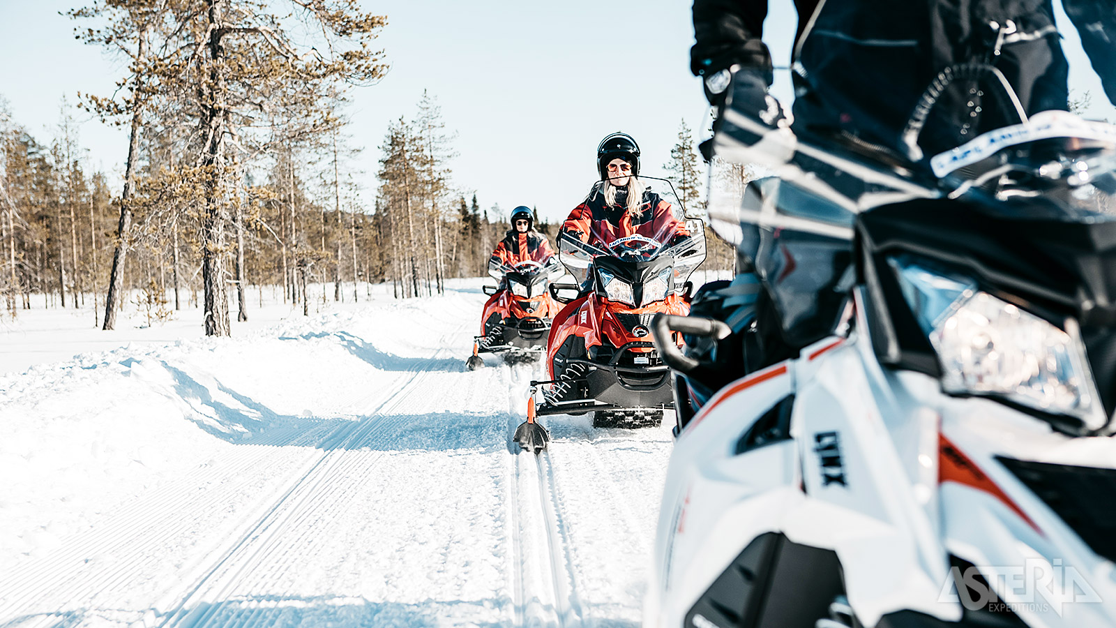 Na enkele belangrijke veiligheidsinstructies kruip je achter het stuur van je eigen sneeuwscooter