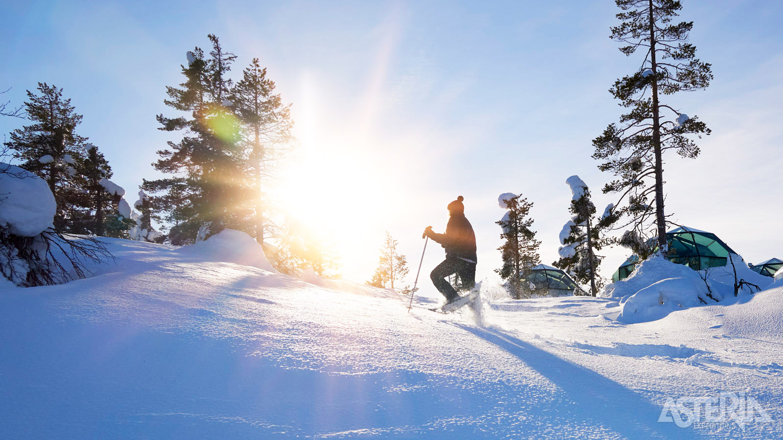Met sneeuwschoenen kan je de omgeving rond de lodge verkennen