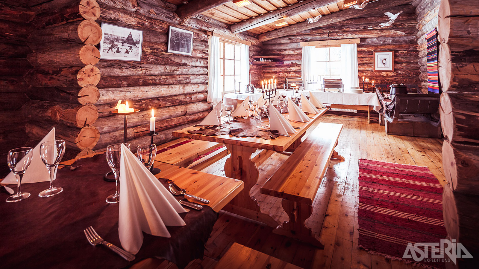 De maaltijden worden geserveerd in de centrale chalet