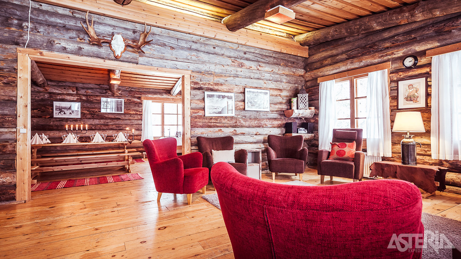 Centraal in het complex ligt de gemeenschappelijke chalet waar ook het restaurant en een zitruimte zijn voorzien