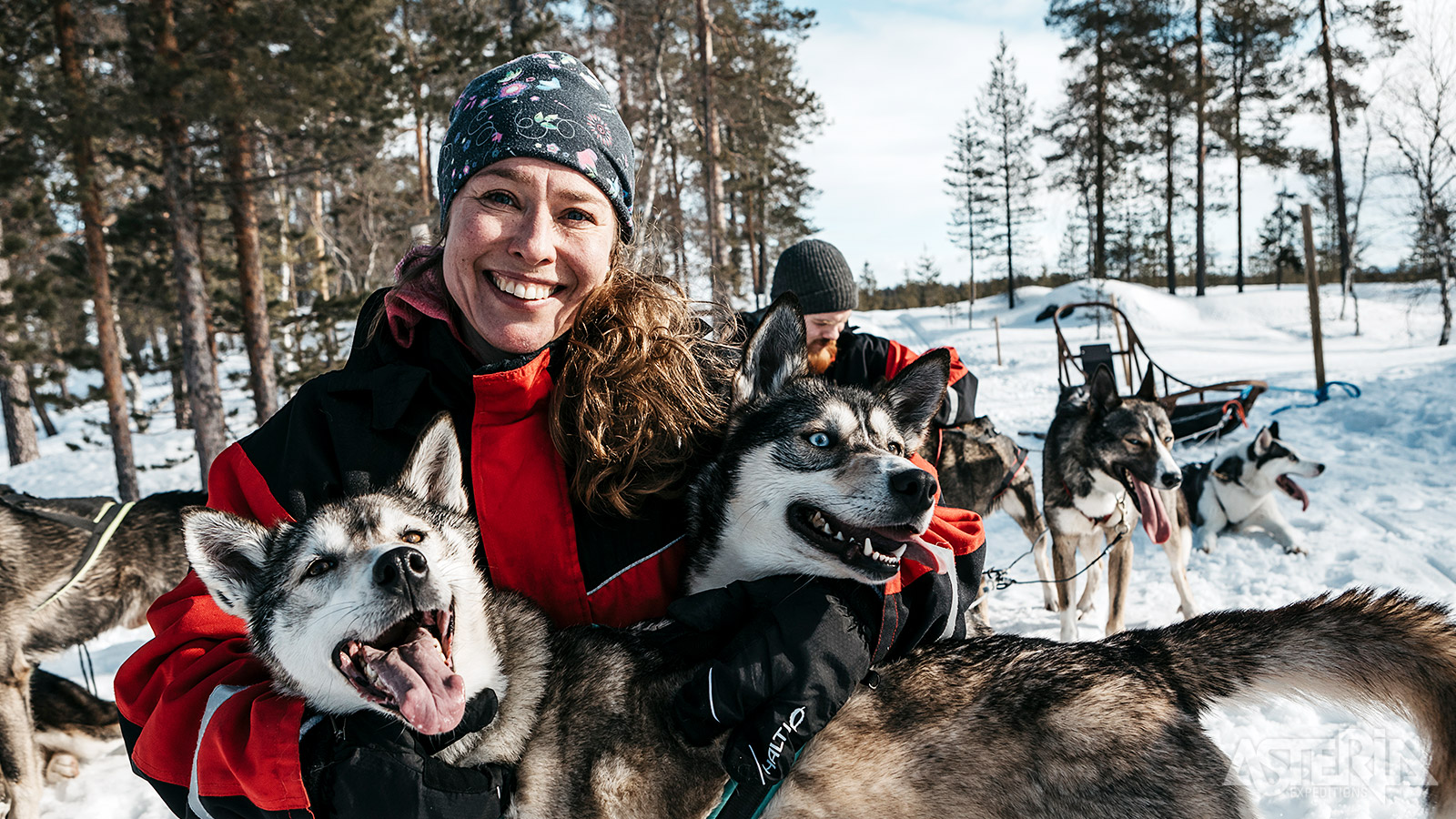 Na een kennismaking met de huskys krijg je een korte uiteenzetting hoe je de slede dient te besturen
