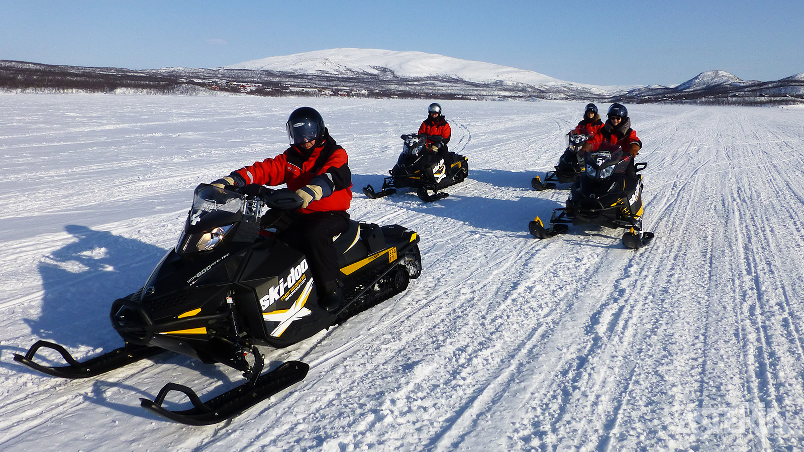 Met de sneeuwscooter rijd je naar Treriksröset, het 3-landenpunt tussen Noorwegen, Zweden & Finland