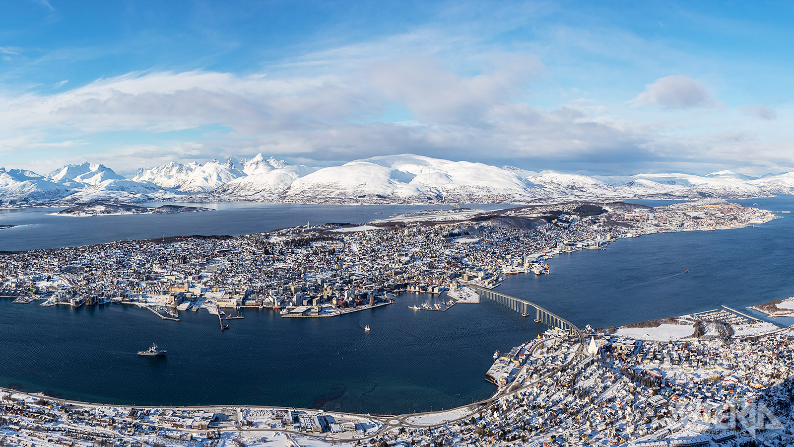 De Fjellheisen kabelbaan neemt je mee tot 421m boven zeeniveau voor een fantastisch zicht op Tromsø